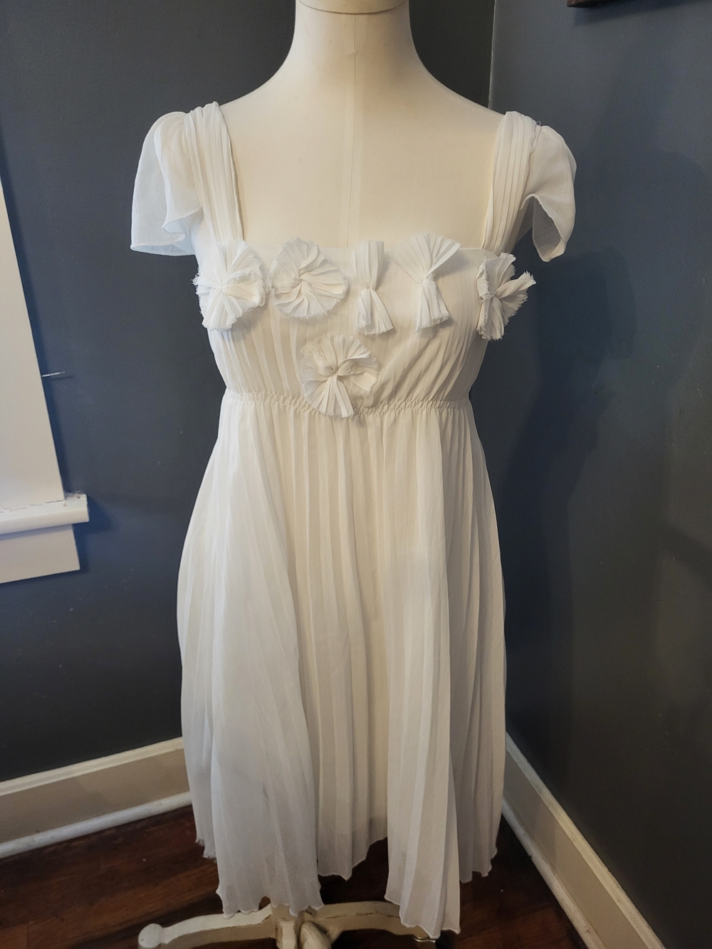 White Floral Appliqué Pleated Midi Dress
